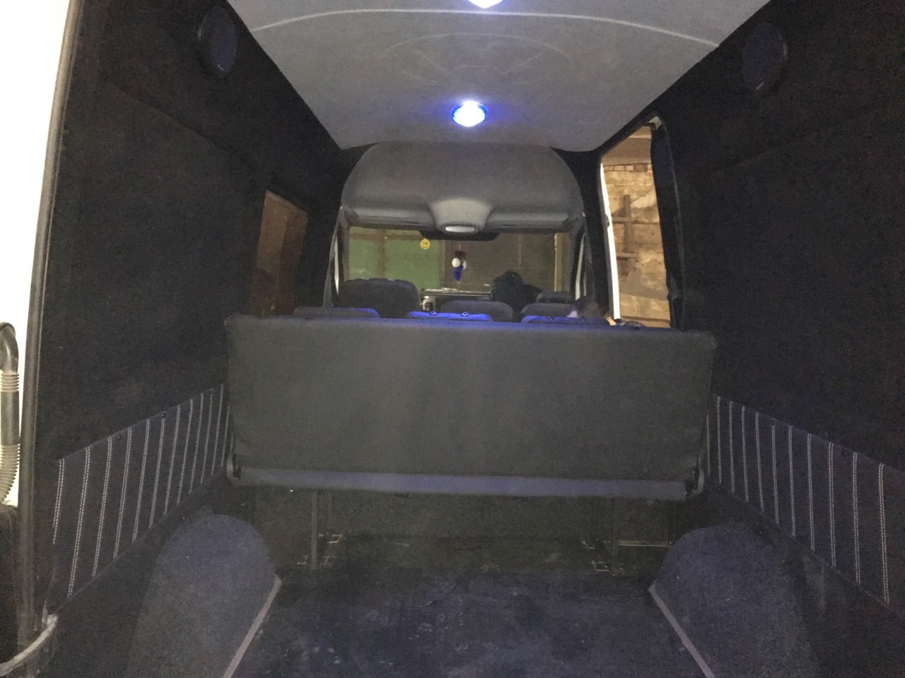 Переоборудование микроавтобуса Volkswagen Crafter LT (Фольксваген Крафтер ЛТ) в грузопассажирский от ELITBUS